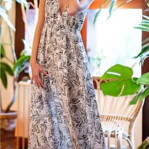 Elegant Black and White Leaf Print Maxi Dress